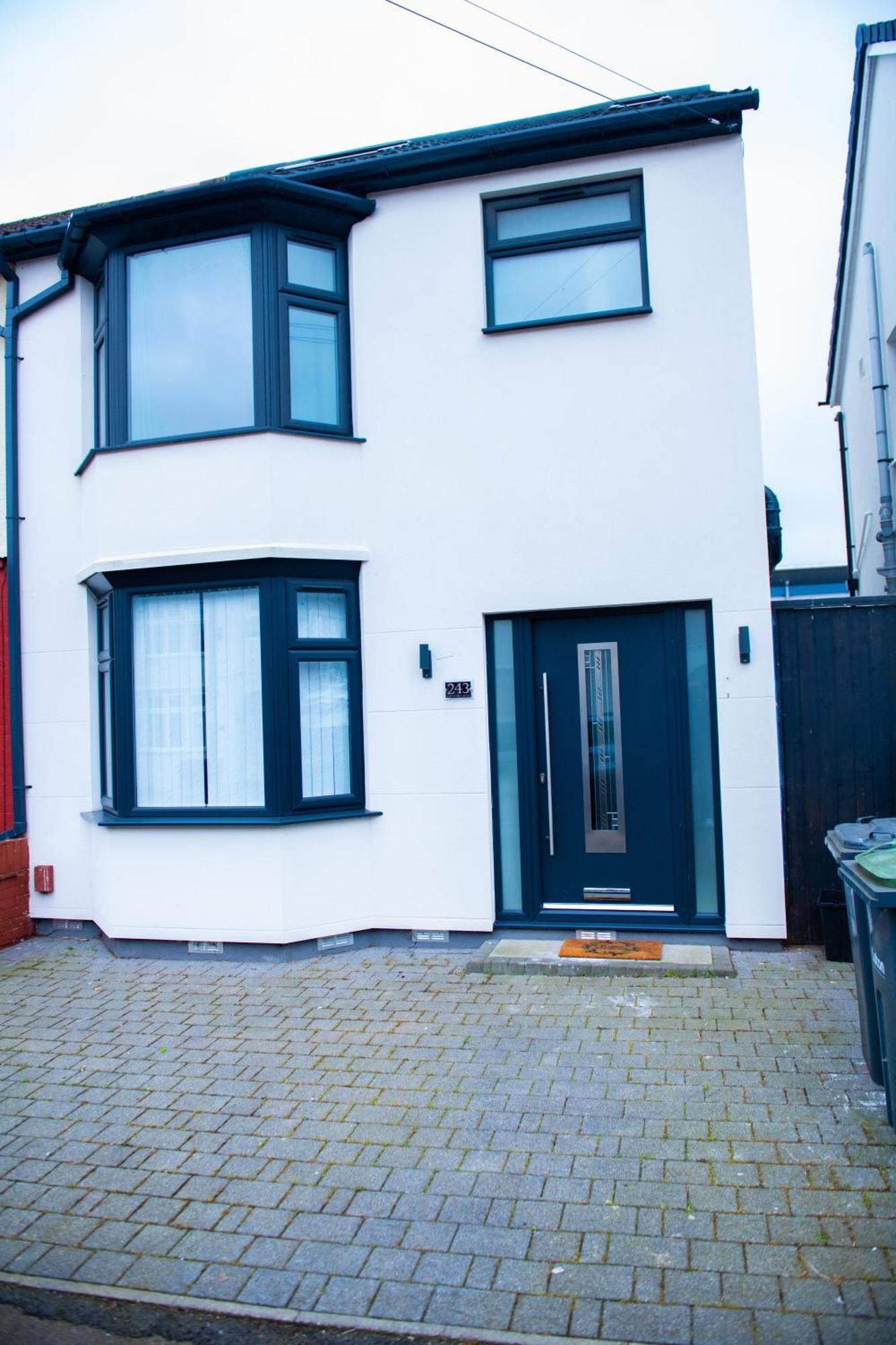 Newly Refurbished - Affordable Four Bedroom Semi-Detached House Near Luton Airport And Luton Hospital 外观 照片