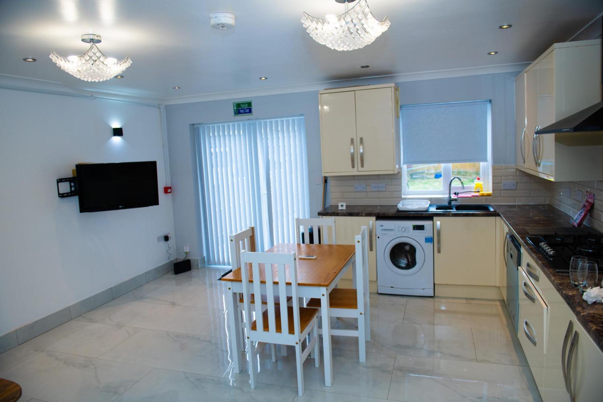 Newly Refurbished - Affordable Four Bedroom Semi-Detached House Near Luton Airport And Luton Hospital 外观 照片