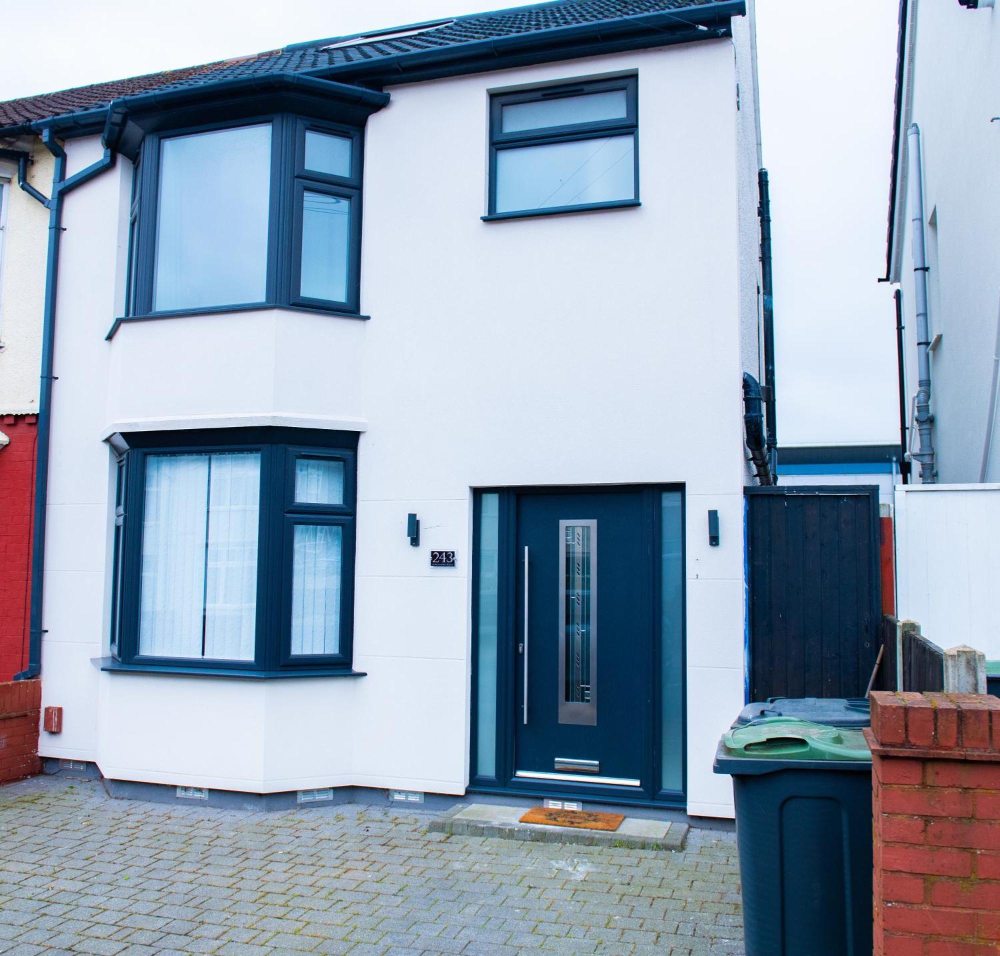 Newly Refurbished - Affordable Four Bedroom Semi-Detached House Near Luton Airport And Luton Hospital 外观 照片