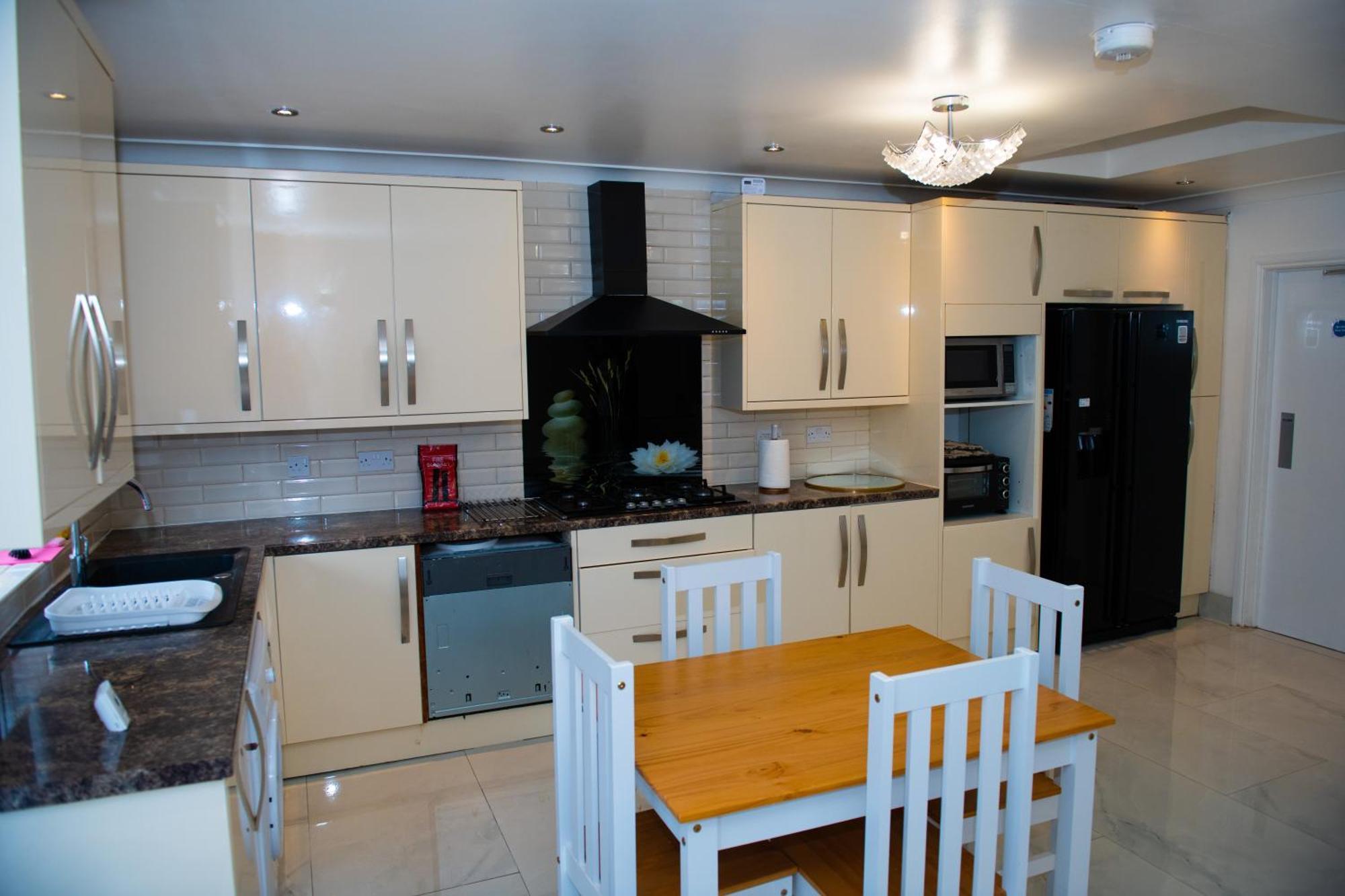 Newly Refurbished - Affordable Four Bedroom Semi-Detached House Near Luton Airport And Luton Hospital 外观 照片