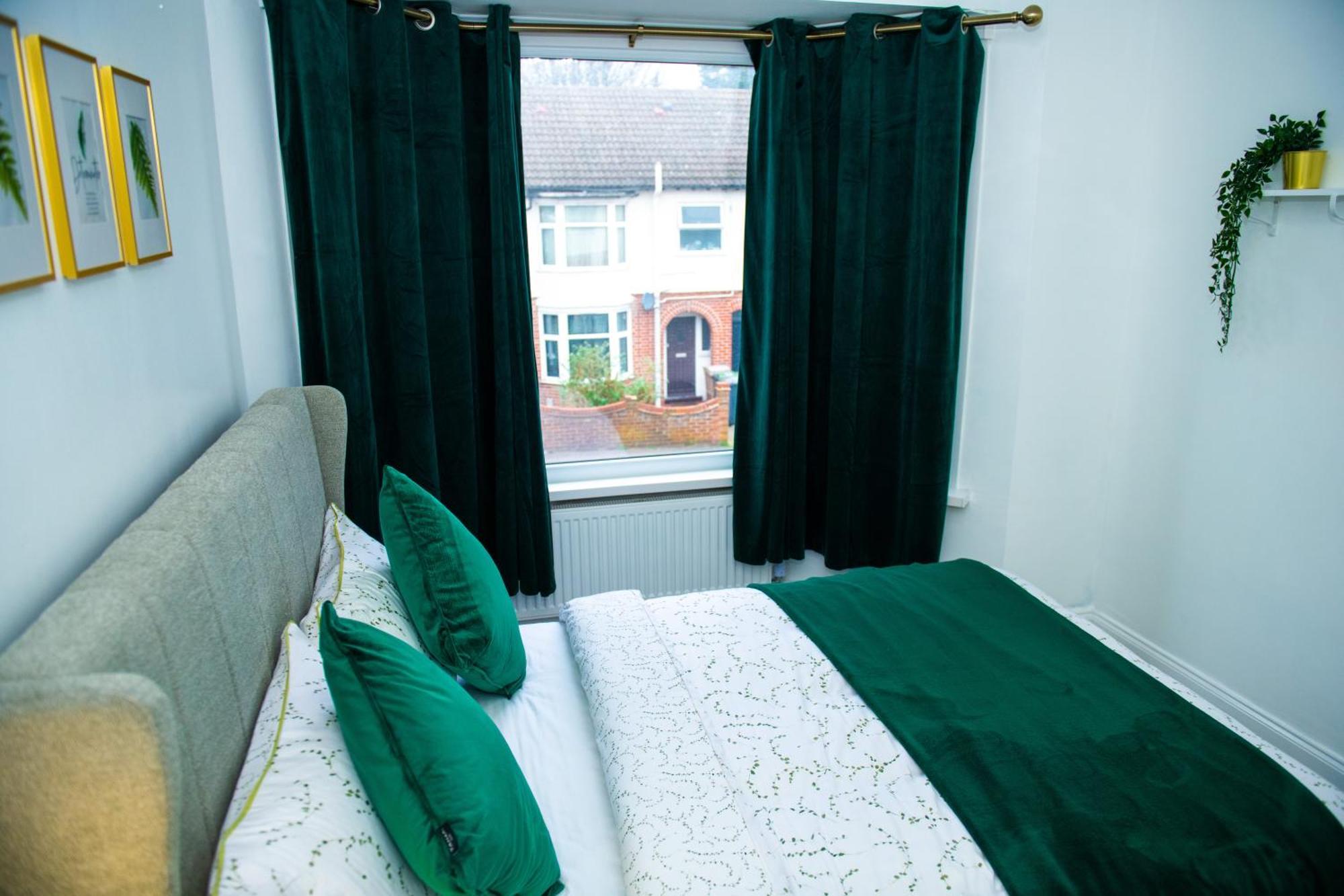 Newly Refurbished - Affordable Four Bedroom Semi-Detached House Near Luton Airport And Luton Hospital 外观 照片