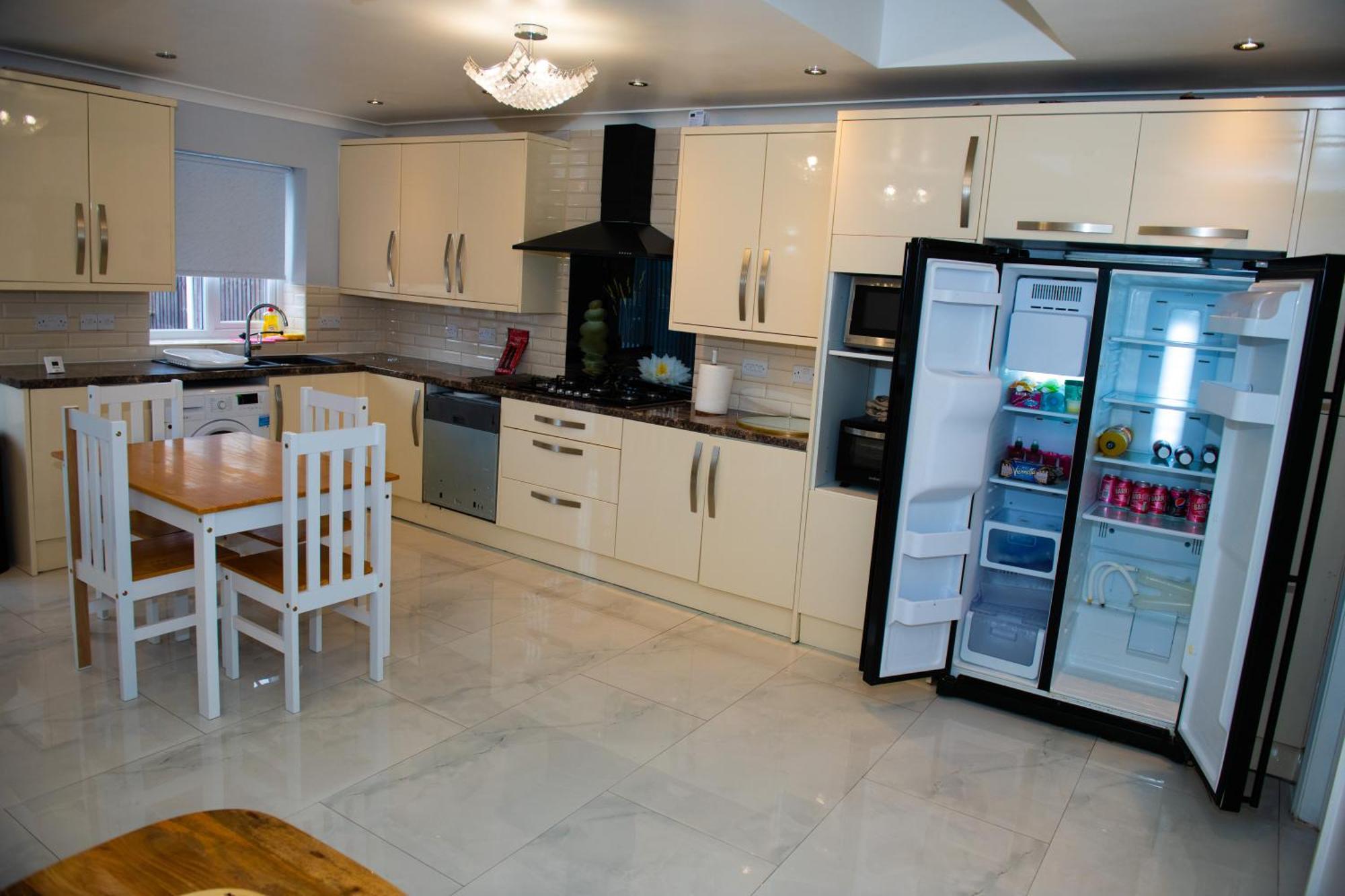 Newly Refurbished - Affordable Four Bedroom Semi-Detached House Near Luton Airport And Luton Hospital 外观 照片